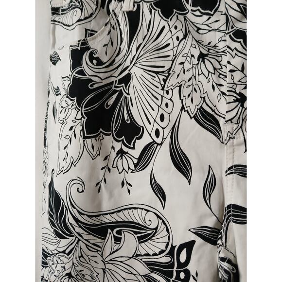 Chico's the Platinum Girlfriend Crop Slim Fit Floral Pants Black White Medium - Picture 9 of 11